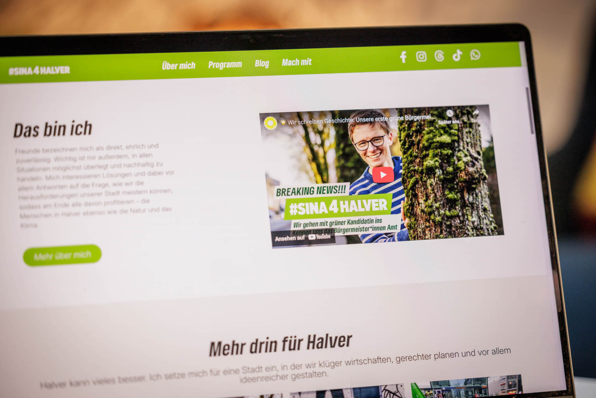 Das Bild zeigt einen Laptop Bildschirm mit der geöffneten Webseite einer Bürgermeisterkandidatin. Zu sehen insbesondere ein eingebettetes Youtube Video.