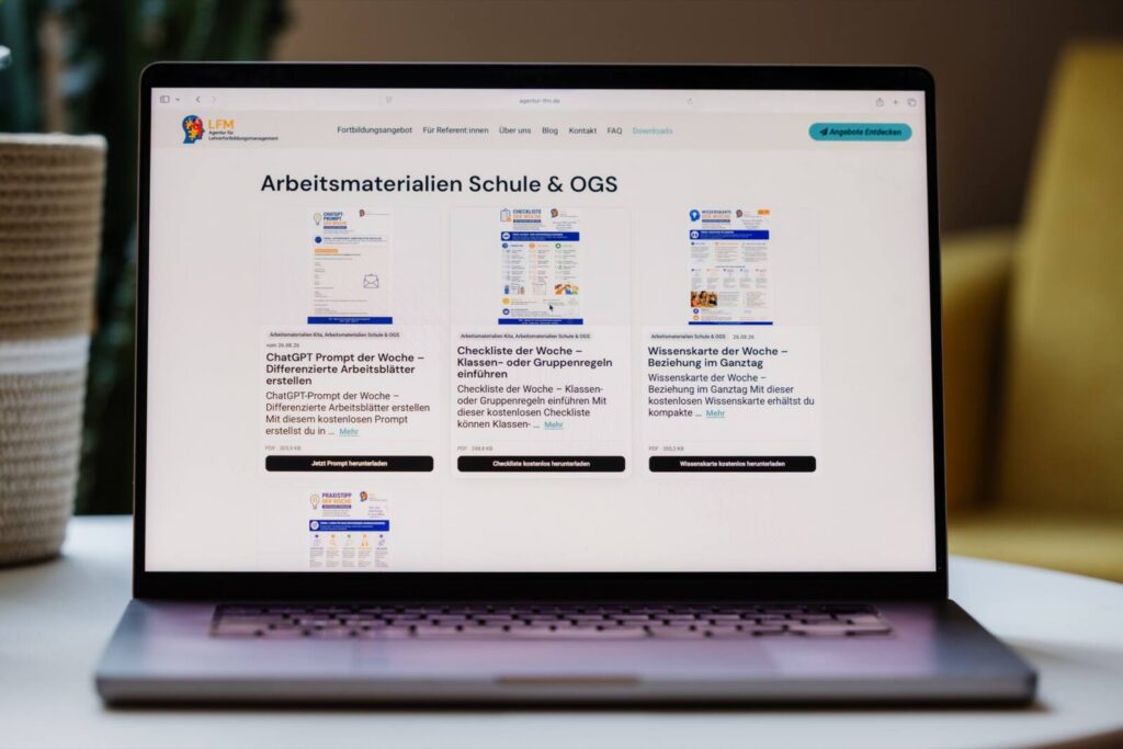 Macbook mit geöffneter Webseite auf einem Couchtisch