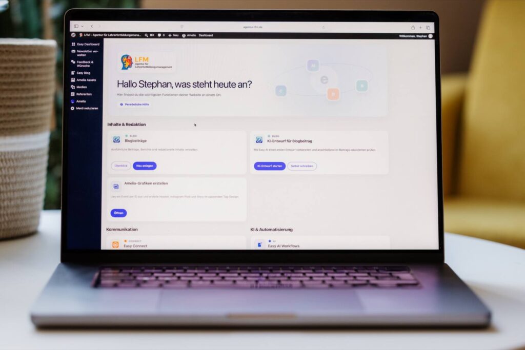 Macbook mit geöffneter Webseite auf einem Couchtisch